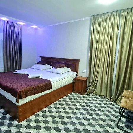 Status House Hotell Fergana Eksteriør bilde
