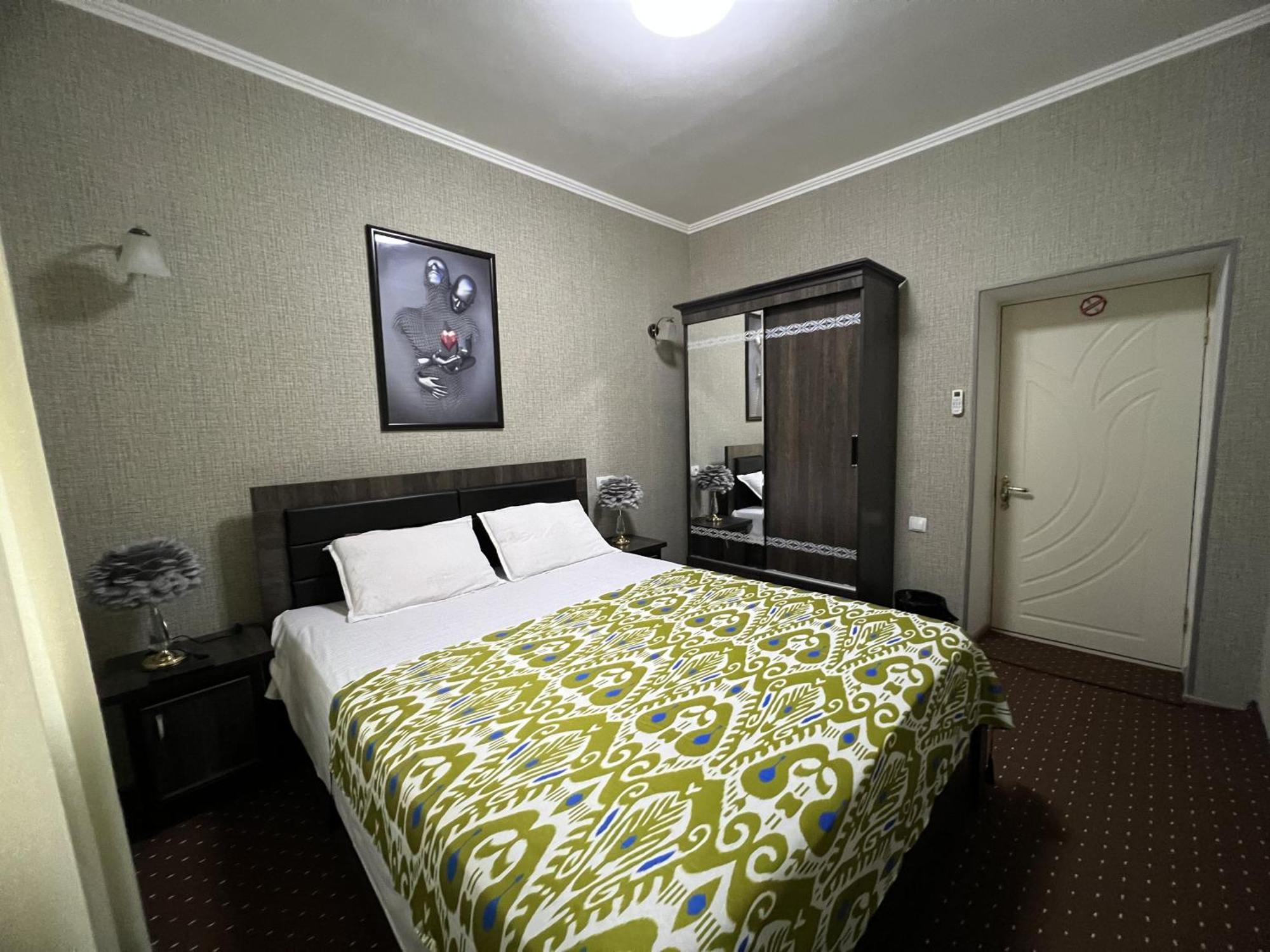 Status House Hotell Fergana Eksteriør bilde